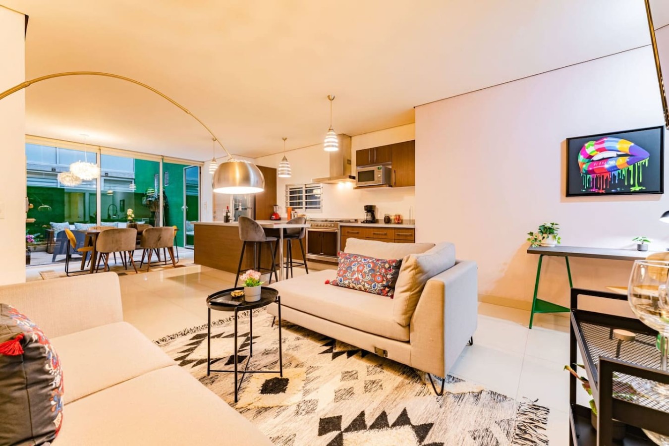 Central Roma Condo with Smart TV, WiFi and Patio